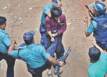 বুলেটপ্রুফ জ্যাকেটে পুলিশের অভিযানে থানার তিন বয় !