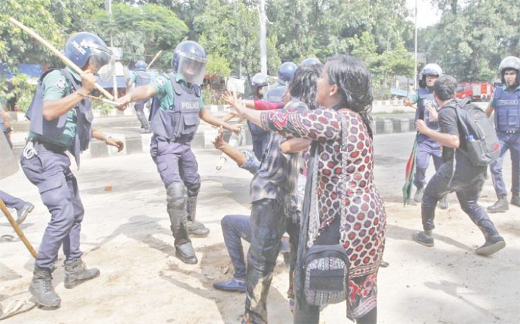 পরিকল্পনা মোতাবেক শিক্ষার্থীদের উপর সরকারী সন্ত্রাসী বাহিনীর বর্বরোচিত হামলা!