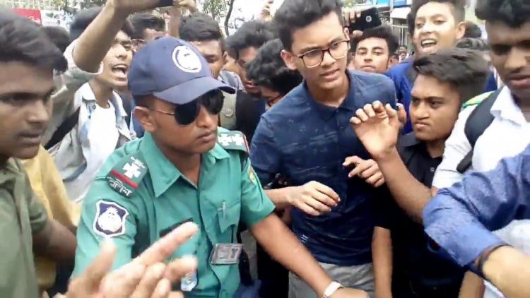 পুলিশ প্রোটেকশনে আন্দোলন ঠেকাতে এসেছি!