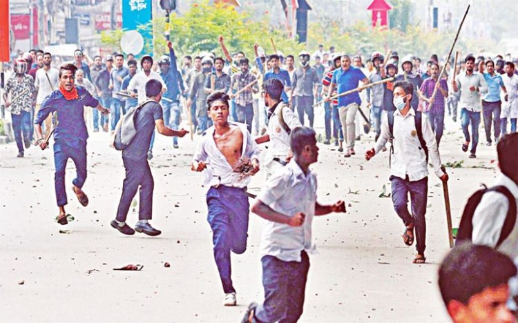 ঢাকায় আন্দোলনরত শিক্ষার্থীদের ওপর যুবলীগের ন্যাক্কারজনজ হামলা