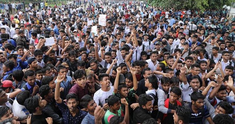 শিক্ষার্থীদের উপর সরকারের নানা পরিকল্পিত ইতিহাসের বর্বরতম হামলা , কে তাদের আশ্রয় দিবে?